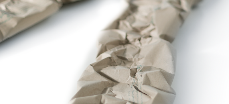 Ein brauner Papierpolsterstrang aus Graspapier