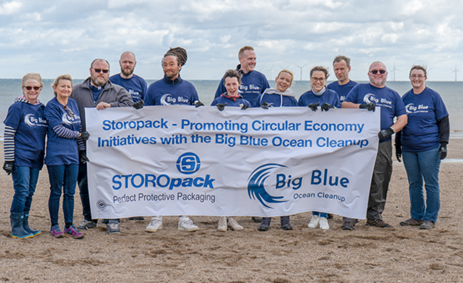 Gruppenbild der Helfer nach Big Blue Ocean Cleanup Strandreinigungsaktion