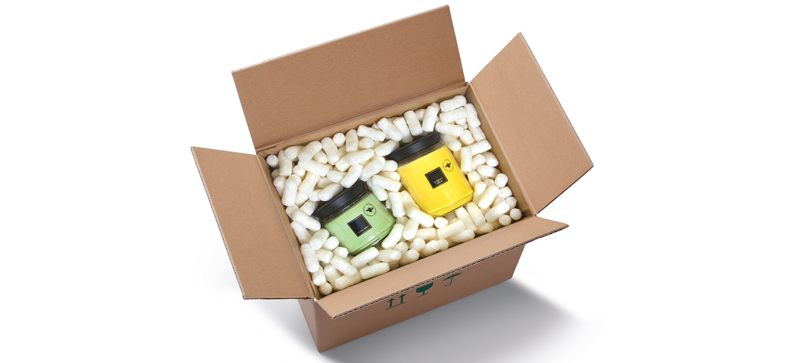 Ein Karton mit Kerzen und länglichen Bio-Verpackungschips