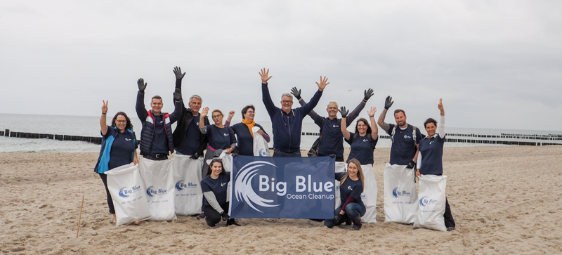 Eine Gruppe Storopack Mitarbeiter bei einem Clean Up am Strand