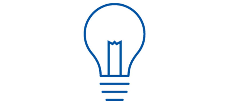 Eine weißes Glühbirnen-Symbol auf blauem Hintergrund