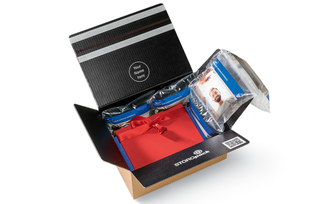 Ein Karton mit einer roten Geschenkbox und bedruckten Luftpolstern